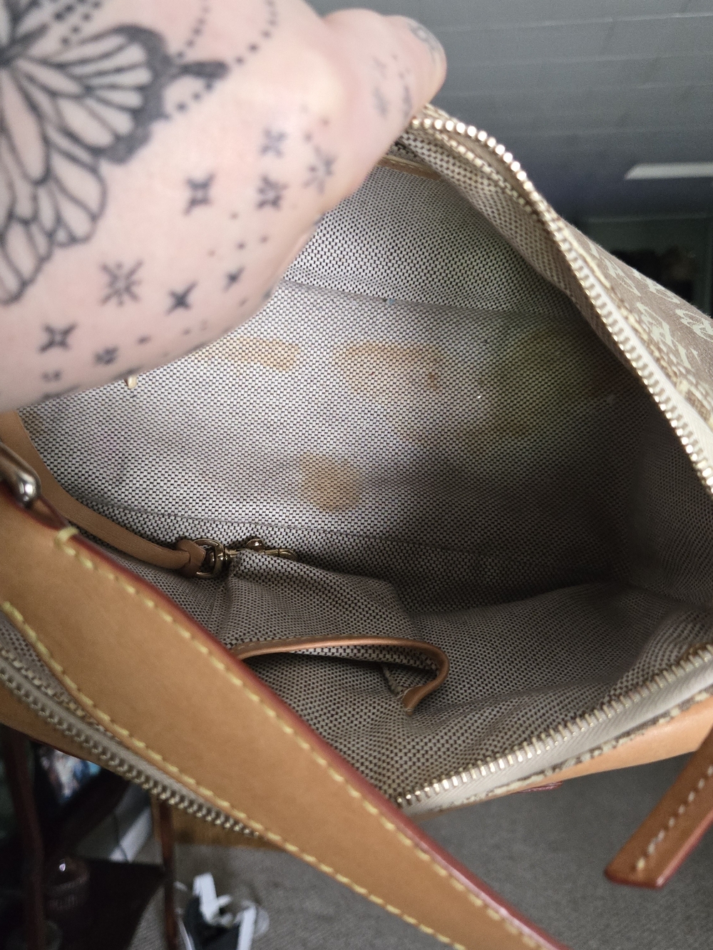 Dooney And Bourke Signature Double Pocket Shoulder Bag - Picture 5 of 10